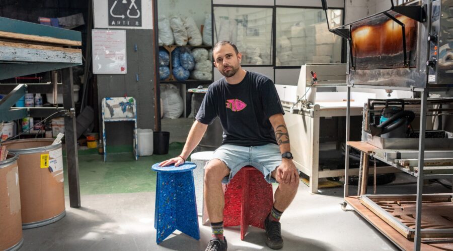 Este empreendedor já transformou 3,5 toneladas de plástico em objetos e itens de decoração