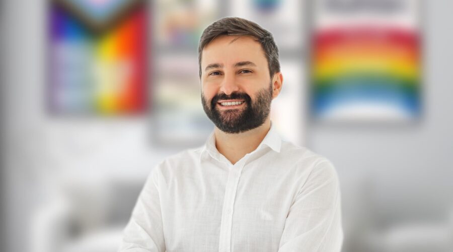 Bixa Rica: Conheça o economista que empreende com educação financeira para o público LGBTQIA+