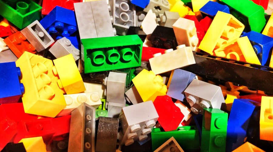 Jovem irlandês cria negócio de revenda de Lego e fatura R$ 2,7 milhões em dois anos