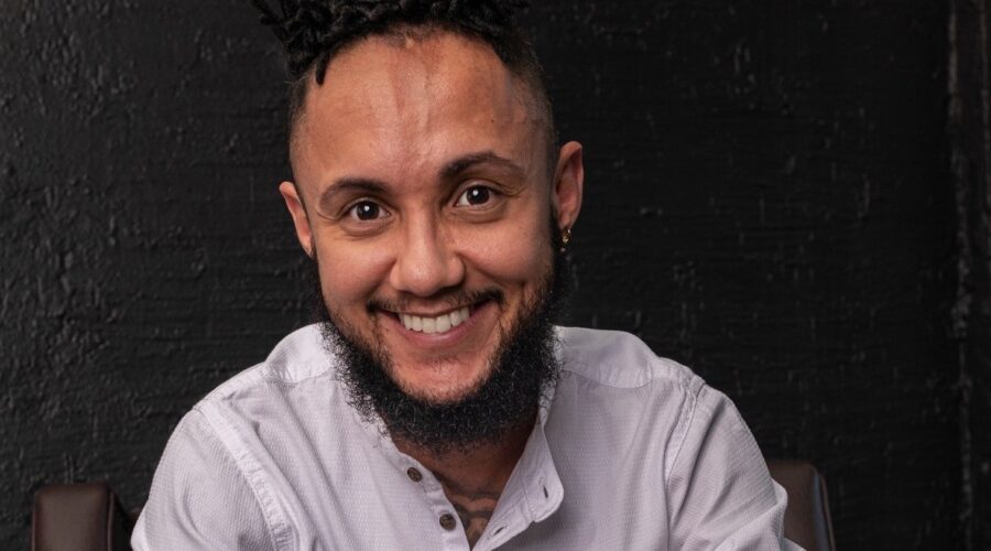 Empreendedor cria plataforma educacional após sofrer transfobia