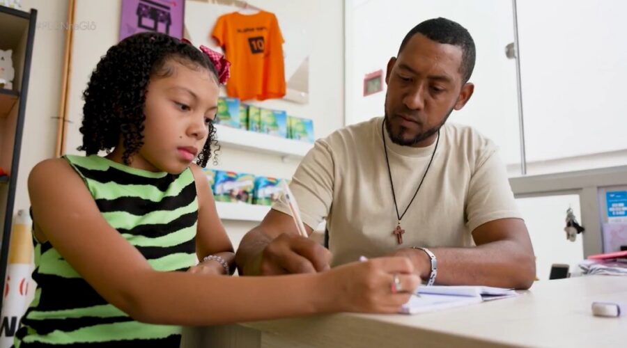 Inspirado pelo dever de casa da filha, pai empreende com reforço escolar e fatura R$ 20 mil