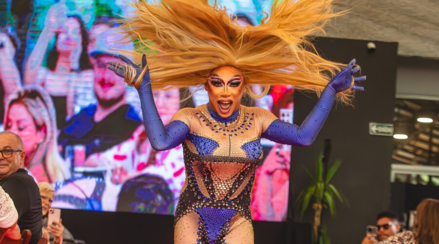 Empreendedores criam brunch com drag queens que fatura R$ 80 mil por edição