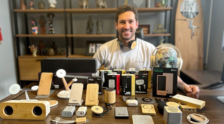 Empresa cria produtos eletrônicos sustentáveis com materiais como bambu e grãos de café