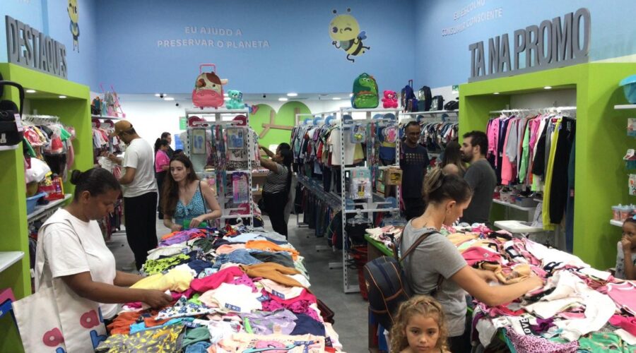 Antes ‘barrados’, brechós ganham espaço em shopping centers brasileiros