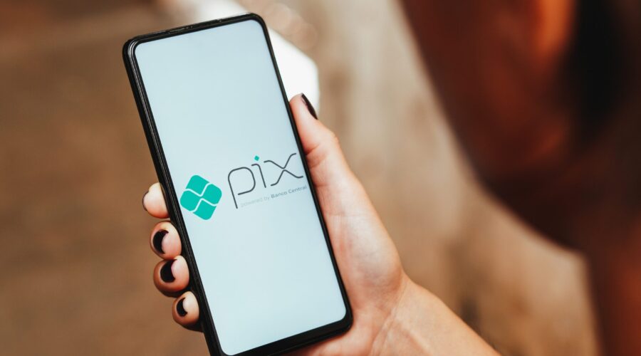 Pagamento com Pix cresceu 75% em 2023 e já é a modalidade mais usada pelos clientes de pequenos negócios