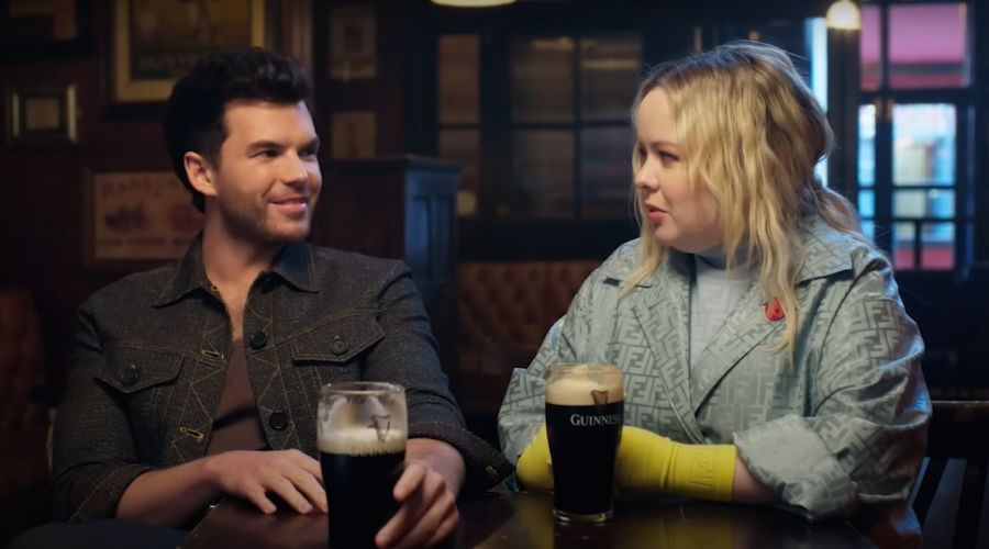 Pub irlandês viraliza após receber atores de ‘Bridgerton’ em vídeo de divulgação