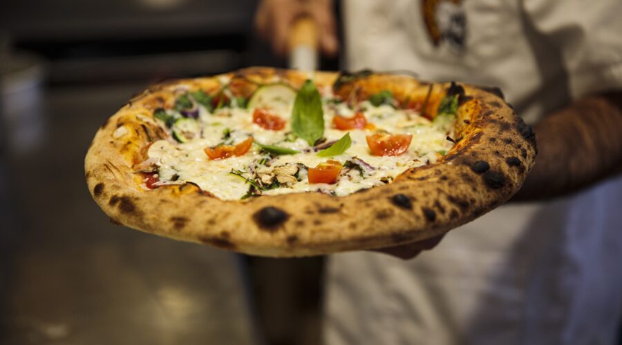 Dia da Pizza: 9 franquias que faturam com a redonda para empreender no segmento