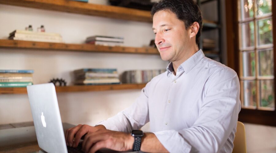 Depois de sofrer problema de saúde por estresse, ele criou uma empresa de educação socioemocional