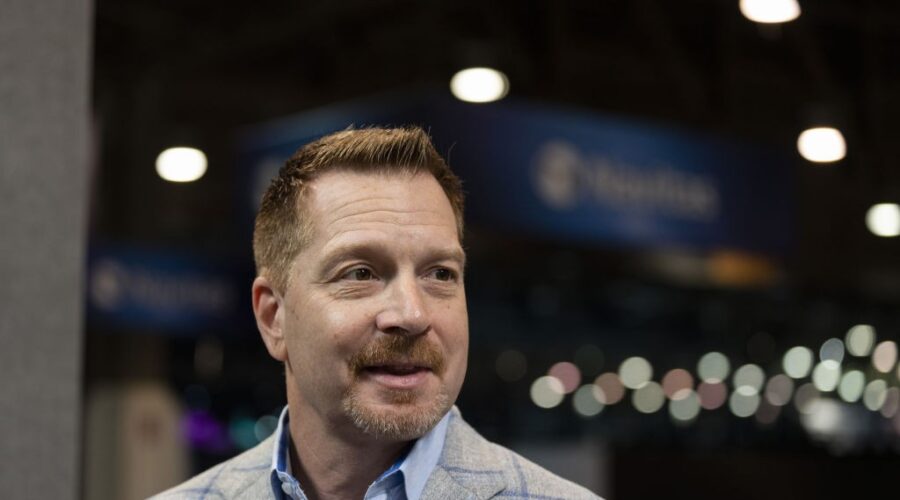 ‘Cibermagnata’: Quem é o chefe da Crowdstrike que pediu desculpas por ‘apagão global’