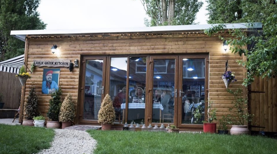 Empreendedor abre restaurante no quintal de casa para arrecadar dinheiro para causas sociais