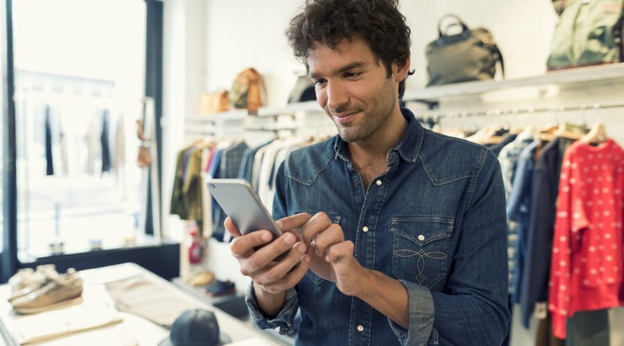 42% dos clientes pesquisam online enquanto visitam lojas físicas, mostra pesquisa