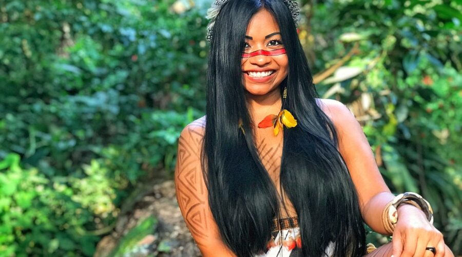 Multiartista indígena empreende com moda, artesanato e turismo: ‘Já nascemos com o dom da arte’