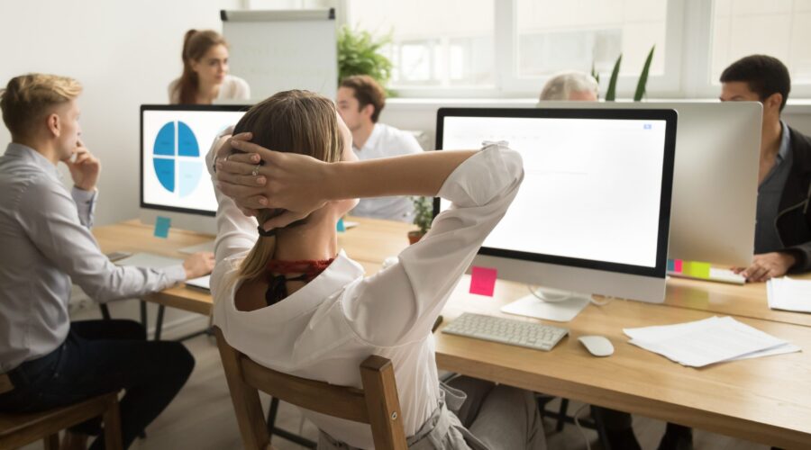 Como adotar respostas diretas (e até irônicas) de ausência temporária tem ajudado funcionários a manter saúde mental