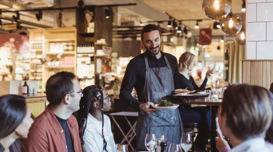 Brasileiros escolhem restaurantes de olho na limpeza, sabor e ‘preço justo’, mostra pesquisa
