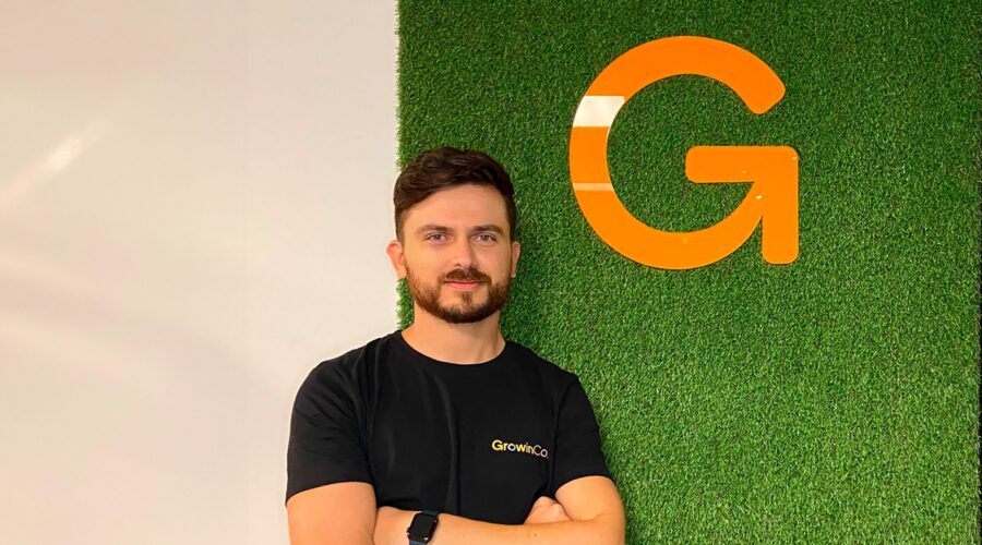 Ele criou uma plataforma que une fábricas ociosas e marcas que buscam produção terceirizada