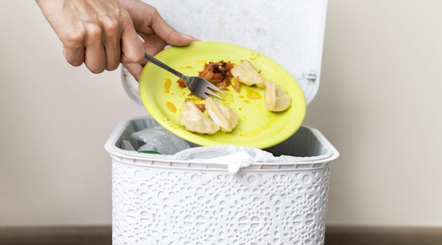 Cliente reclama na internet de taxa de derperdício de R$ 18 e restaurante comenta: ‘Estúpido e excessivo’