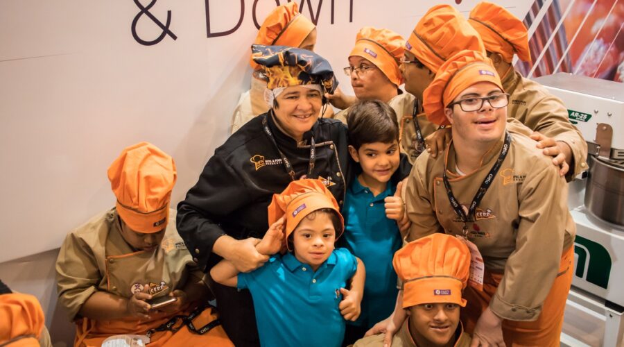 Inspirada em sobrinho, chef abre pizzaria só com funcionários com síndrome de Down em Pernambuco