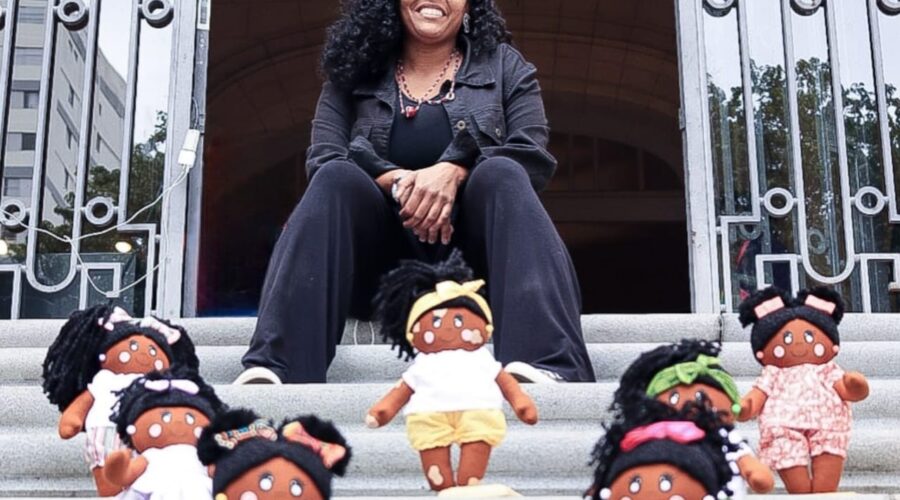 Professora empreende com confecção de bonecas e jogos afro de olho em representatividade