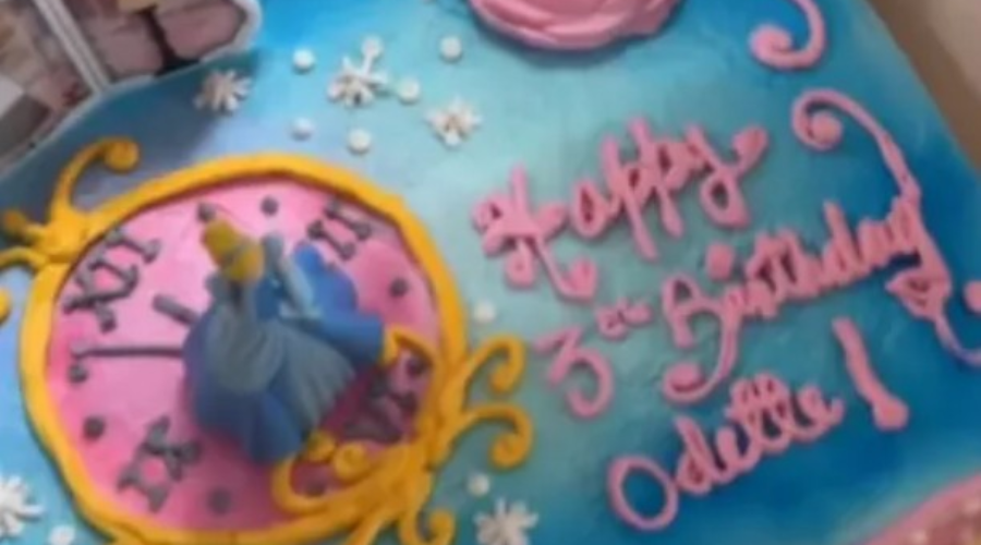 Cliente recebe bolo de aniversário da filha com erro gramatical e imagem viraliza