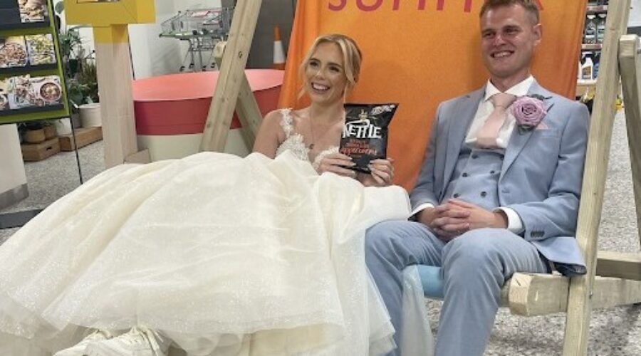 Casal que se conheceu trabalhando em supermercado retorna à loja para ensaio de fotos