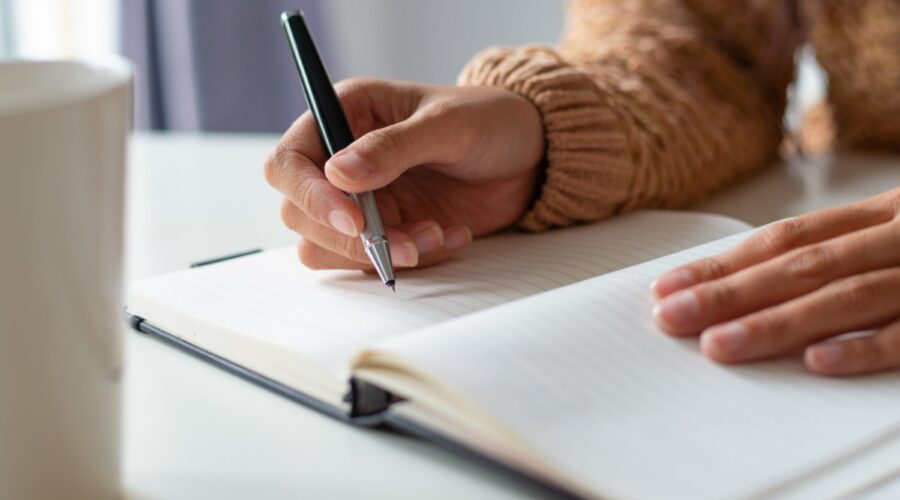 Funcionária se ‘vinga’ de colega que pegava canetas sem autorização e surpreende internautas