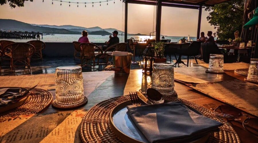 Ele conseguiu um emprego durante as férias, abriu dois restaurantes e não voltou mais para casa