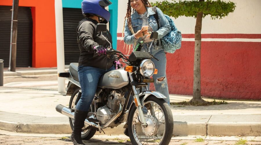 Procon-SP multa Uber e 99 por oferecer serviço de mototáxi na capital